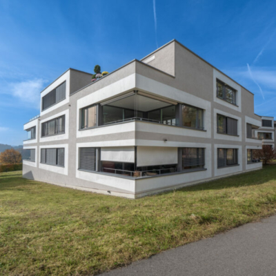 Moderner Hausblock im Grünen. Schöne Architekturfotografie