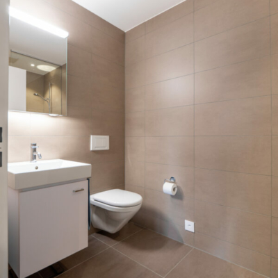 Badezimmer in Wohnung, Hochkant fotografiert für Immobilienfotografie