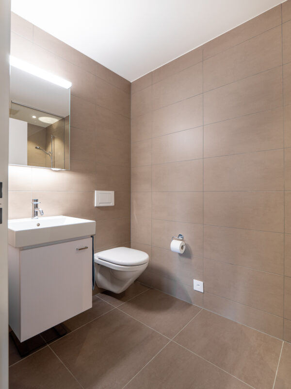 Badezimmer in Wohnung, Hochkant fotografiert für Immobilienfotografie