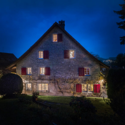 Weinbauernhaus zur blauen Stunde fotografiert - professioneller Immobilienfotograf