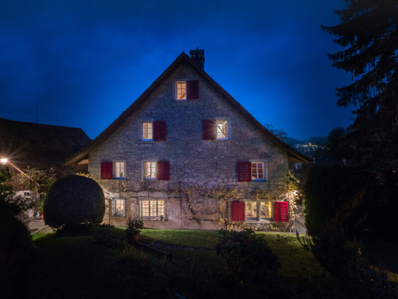 Weinbauernhaus zur blauen Stunde fotografiert - professioneller Immobilienfotograf