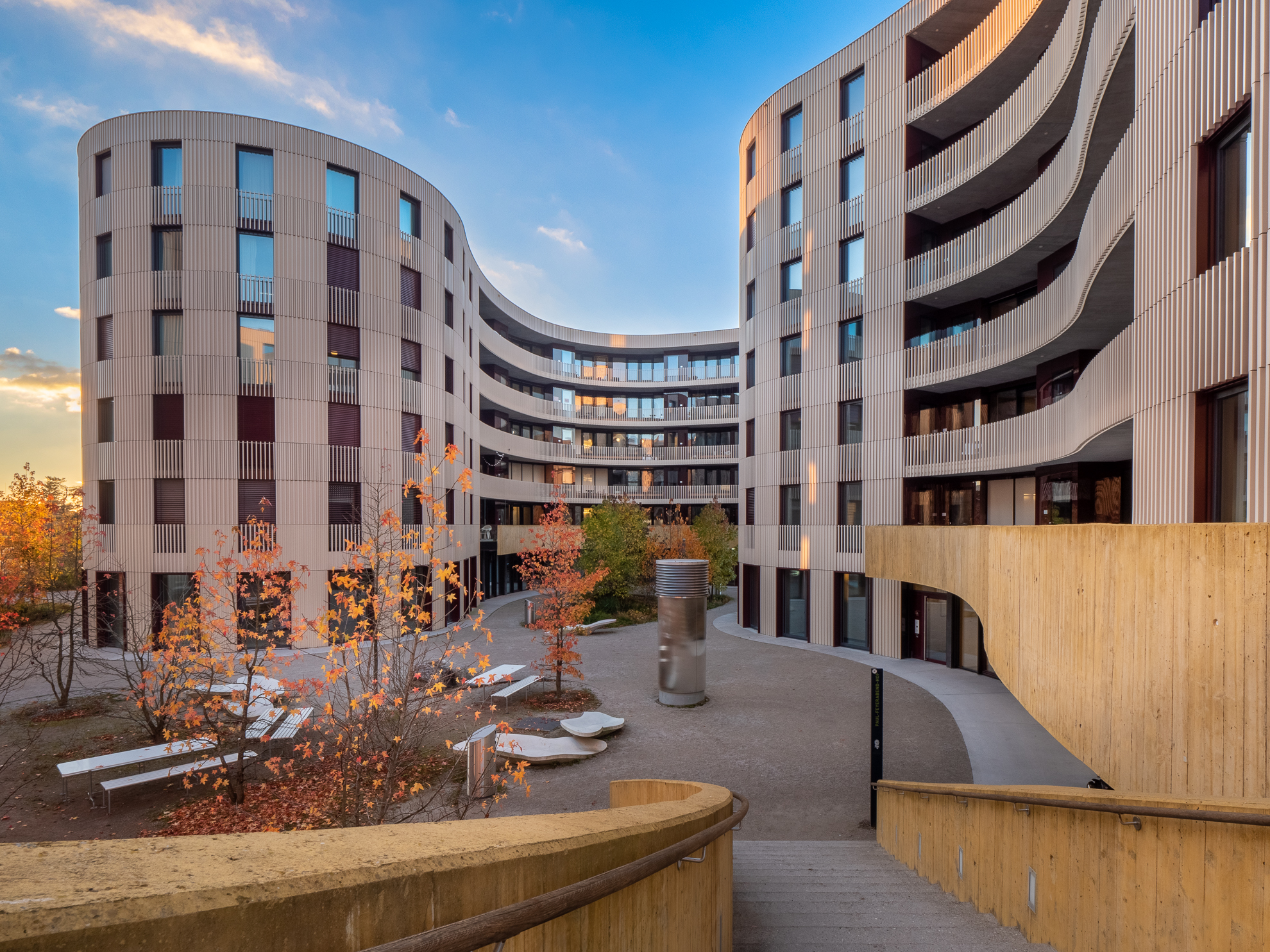 Professionelle Architekturfotografie Wohnsiedlung Sonnenuntergang